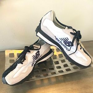 New Balance 327 Black and White Shoe in Great Condition. Worn Twice.